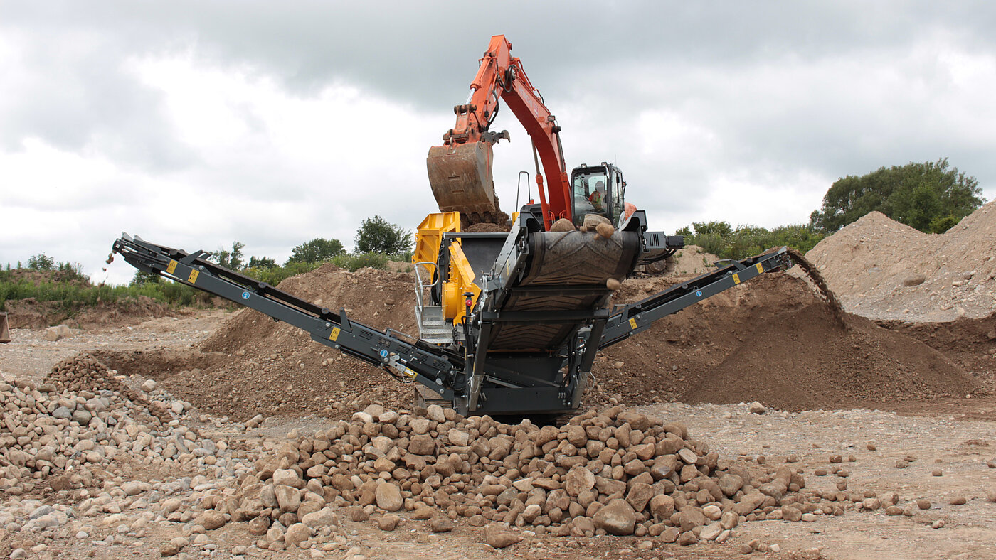 Screening gravel with a RM HS3500M compact screening plant