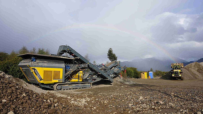 RM 100GO! impact crusher RM 100GO! crushes river gravel